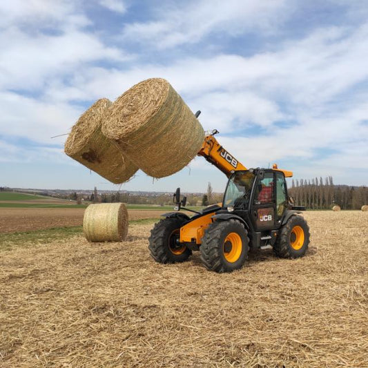 Traktor auf dem Feld: Die Vorbereitungen für die Miscanthus-Ernte sind in vollem Gange
