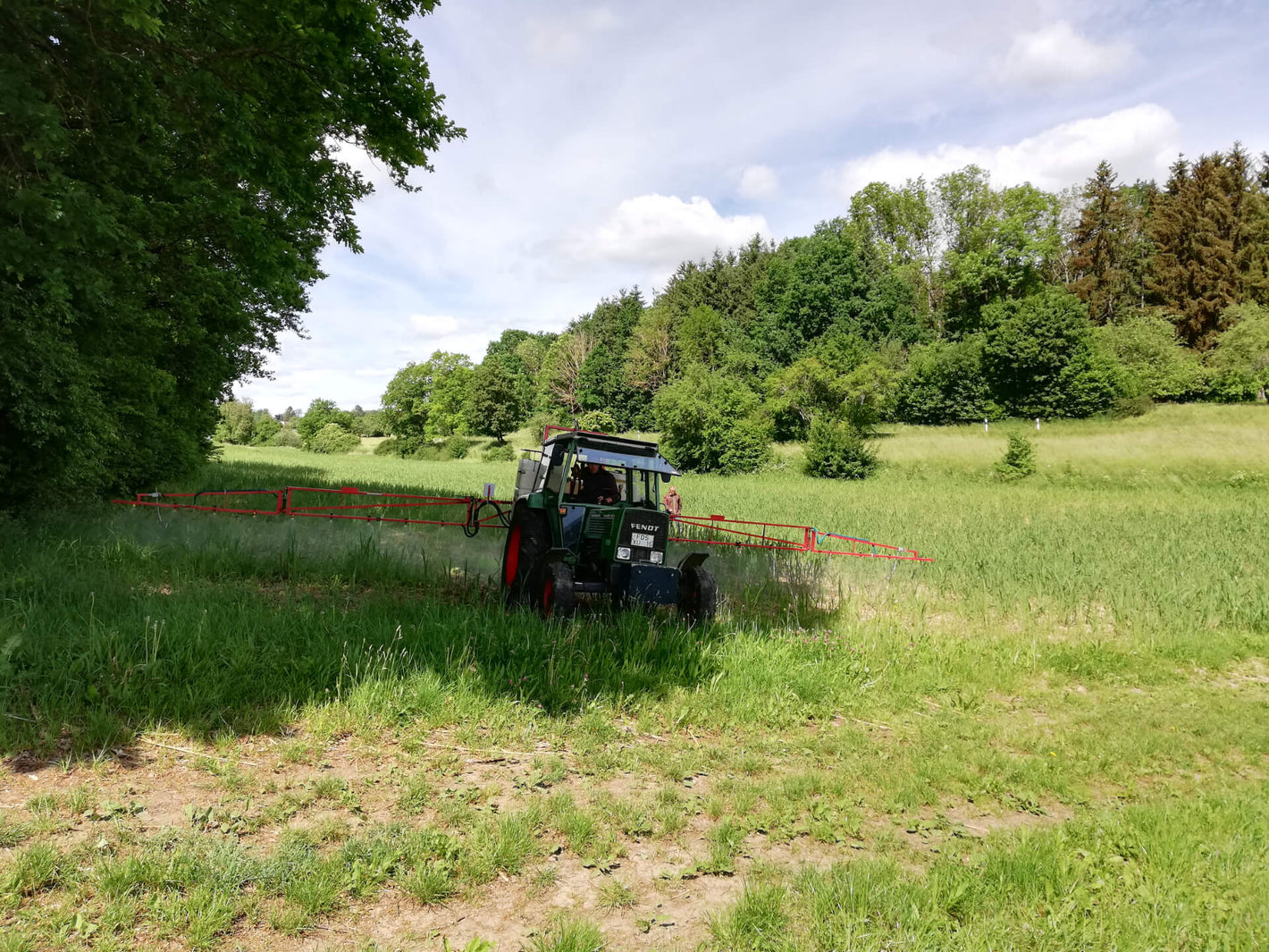 Pflanzenschutz mit Maschine auf dem Feld
